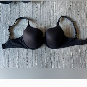 32ddd Body by Victoria black lined bra- like new